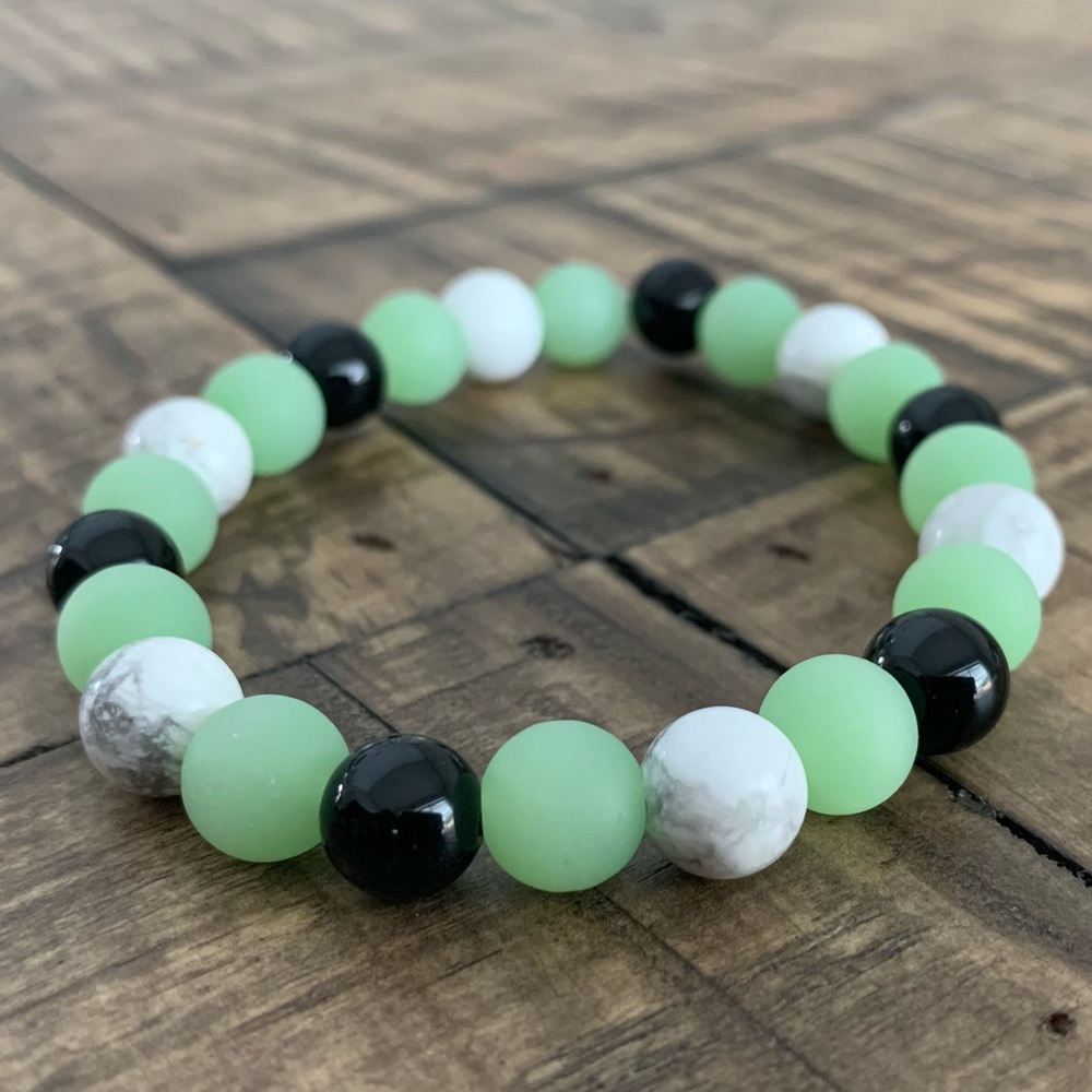 8mm Onyx - Howlite Chakra Gemstone Bracelet - Picture 3 of 9